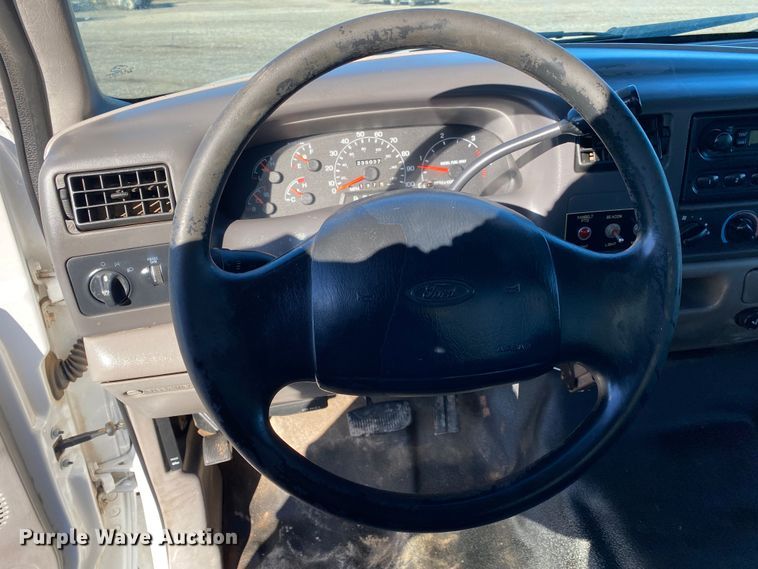 image for item JW9182 2000 Ford F450 Super Duty  bucket truck