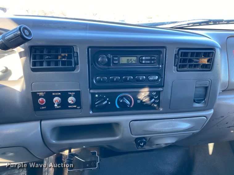 image for item JW9182 2000 Ford F450 Super Duty  bucket truck