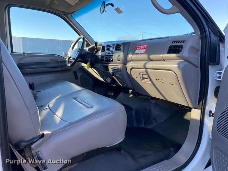 image for item JW9182 2000 Ford F450 Super Duty  bucket truck