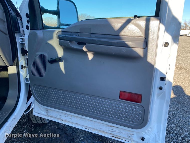 image for item JW9182 2000 Ford F450 Super Duty  bucket truck