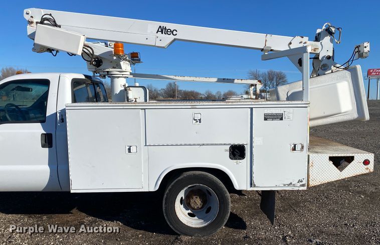image for item JW9182 2000 Ford F450 Super Duty  bucket truck