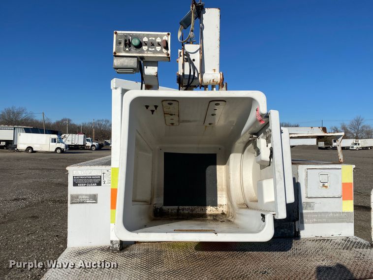 image for item JW9182 2000 Ford F450 Super Duty  bucket truck