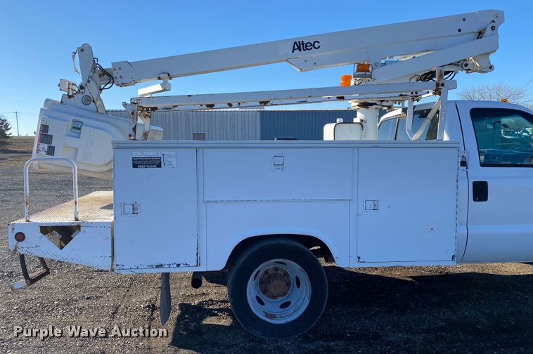 image for item JW9182 2000 Ford F450 Super Duty  bucket truck