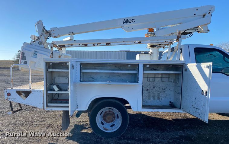 image for item JW9182 2000 Ford F450 Super Duty  bucket truck