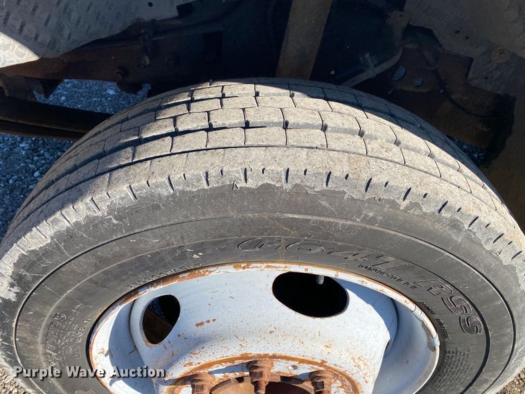 image for item JW9182 2000 Ford F450 Super Duty  bucket truck