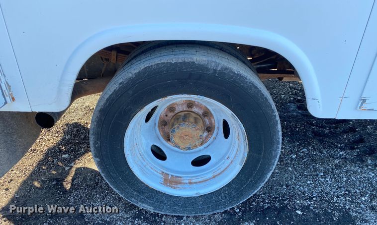 image for item JW9182 2000 Ford F450 Super Duty  bucket truck