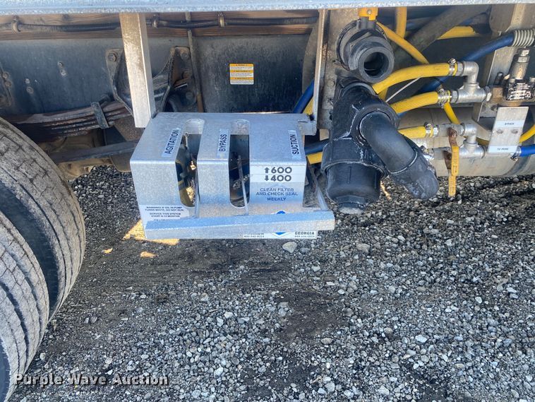 image for item JW9189 2011 Ford F650  flatbed truck