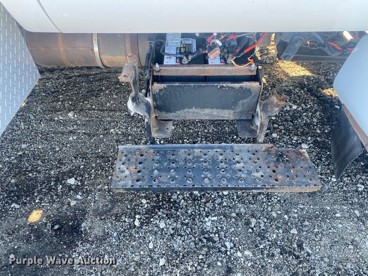 image for item JW9189 2011 Ford F650  flatbed truck