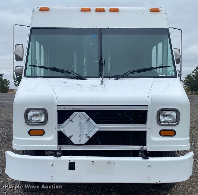image for item JW9271 1998 Freightliner MT45  delivery van
