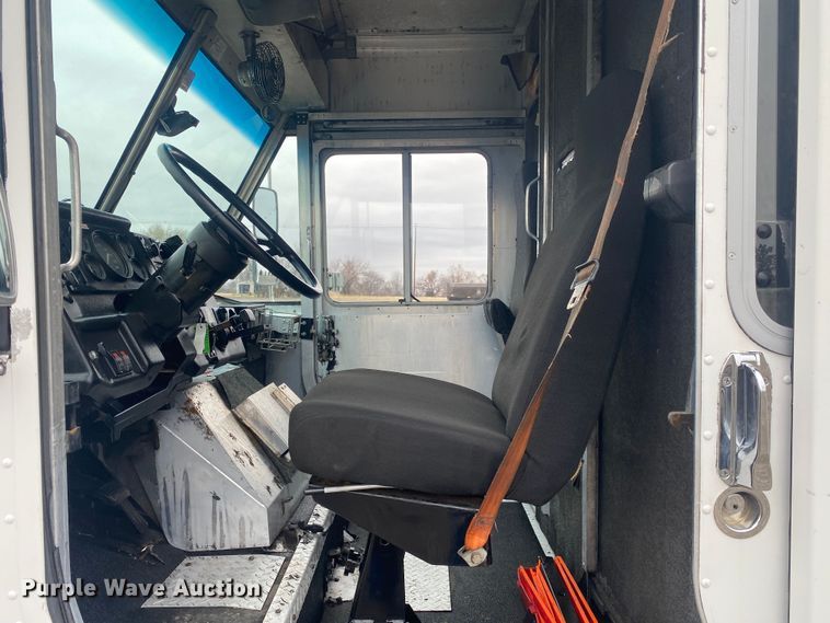 image for item JW9271 1998 Freightliner MT45  delivery van