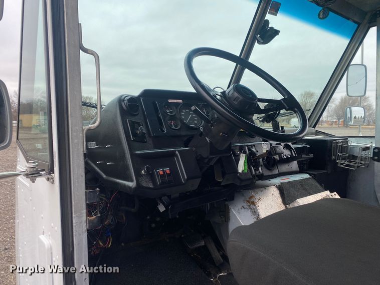 image for item JW9271 1998 Freightliner MT45  delivery van