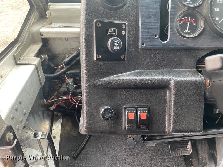 image for item JW9271 1998 Freightliner MT45  delivery van