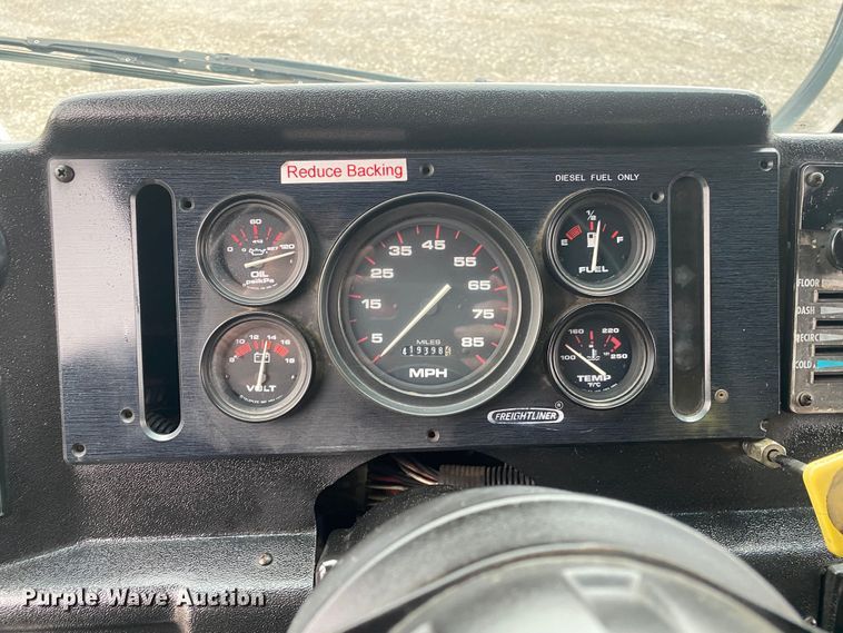 image for item JW9271 1998 Freightliner MT45  delivery van