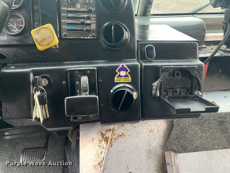 image for item JW9271 1998 Freightliner MT45  delivery van