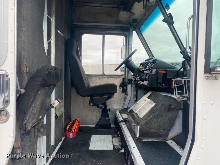 image for item JW9271 1998 Freightliner MT45  delivery van