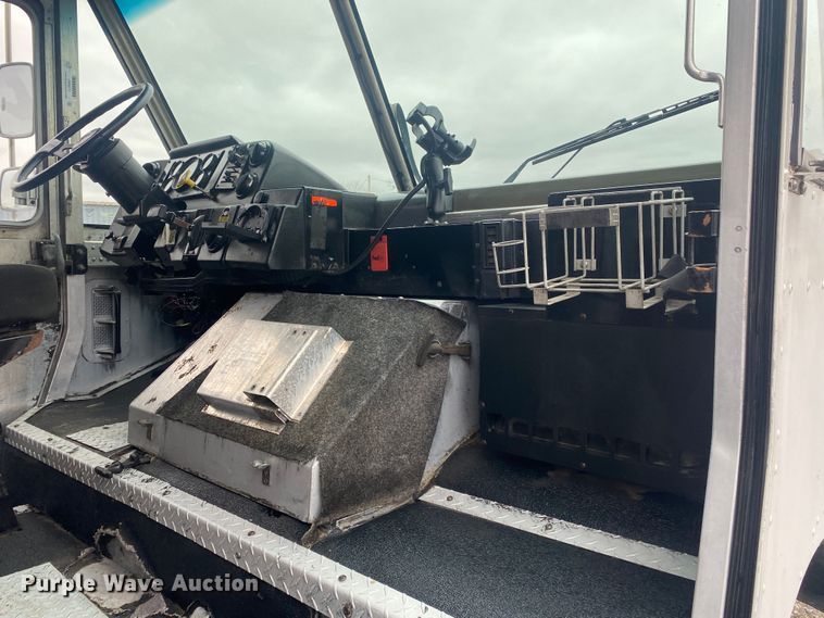 image for item JW9271 1998 Freightliner MT45  delivery van