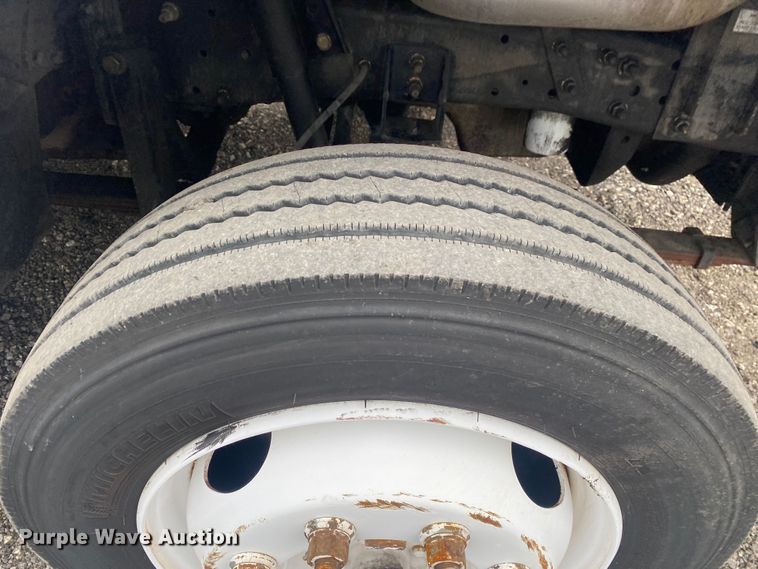 image for item JW9271 1998 Freightliner MT45  delivery van