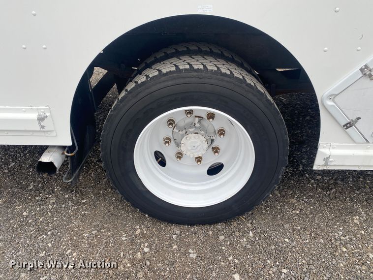 image for item JW9271 1998 Freightliner MT45  delivery van