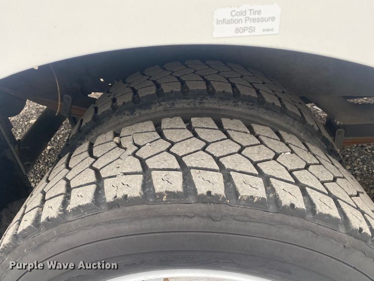 image for item JW9271 1998 Freightliner MT45  delivery van