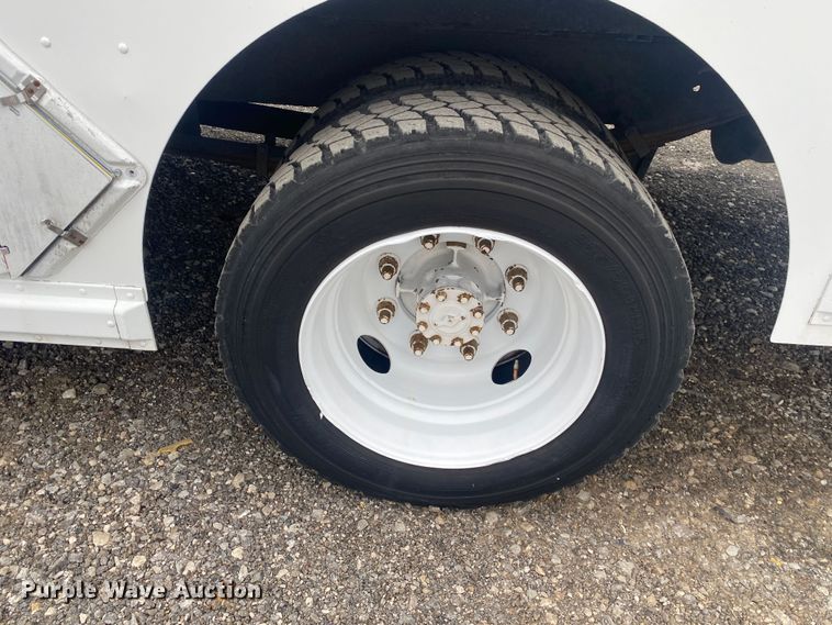 image for item JW9271 1998 Freightliner MT45  delivery van