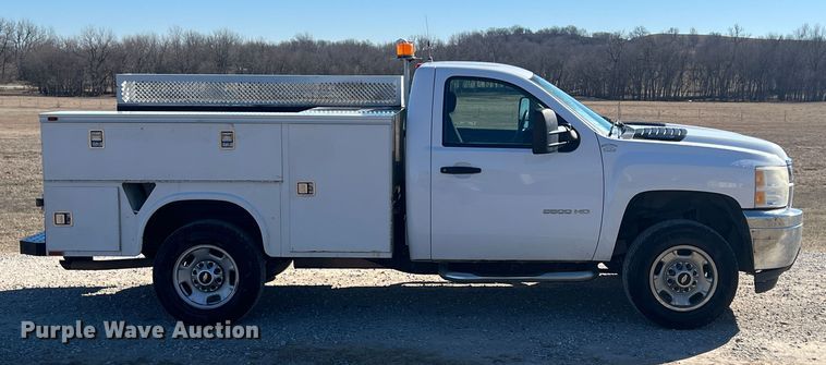 image for item KR9613 2011 Chevrolet Silverado 2500HD  utility bed pickup truck