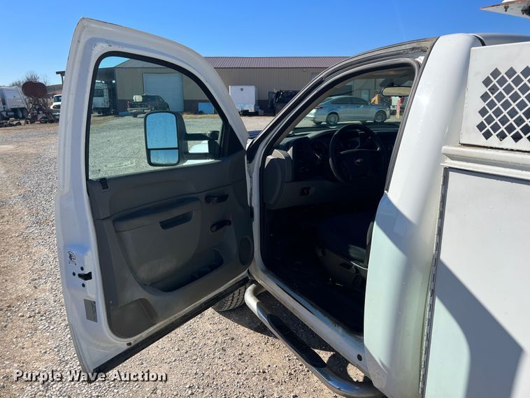 image for item KR9613 2011 Chevrolet Silverado 2500HD  utility bed pickup truck