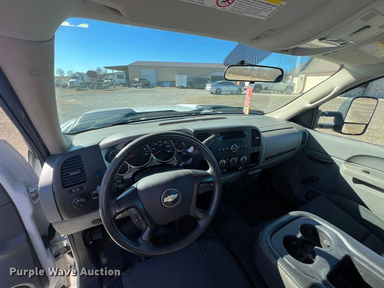 image for item KR9613 2011 Chevrolet Silverado 2500HD  utility bed pickup truck