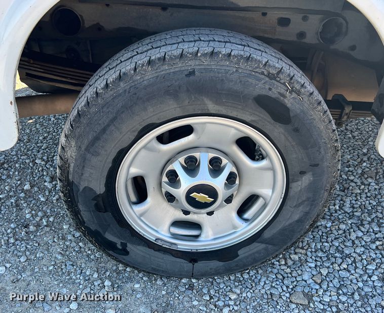 image for item KR9613 2011 Chevrolet Silverado 2500HD  utility bed pickup truck