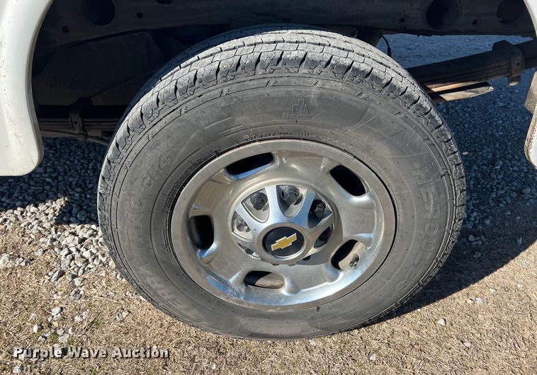 image for item KR9613 2011 Chevrolet Silverado 2500HD  utility bed pickup truck