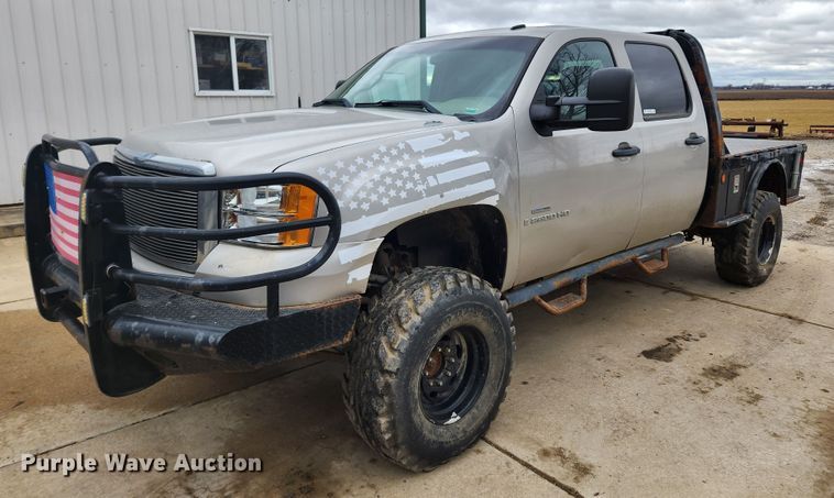 image for item KT9366 2008 GMC Sierra 2500HD  Crew Cab flatbed pickup truck