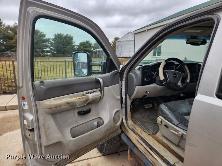 image for item KT9366 2008 GMC Sierra 2500HD  Crew Cab flatbed pickup truck