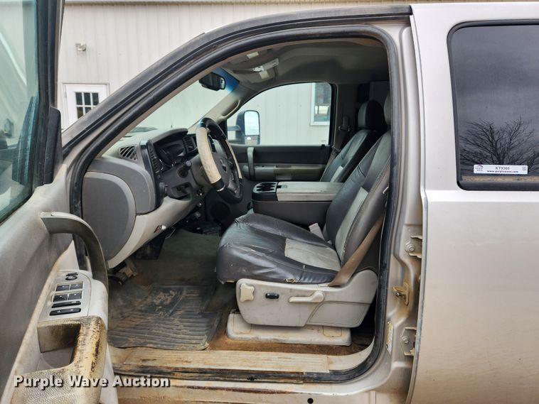 image for item KT9366 2008 GMC Sierra 2500HD  Crew Cab flatbed pickup truck