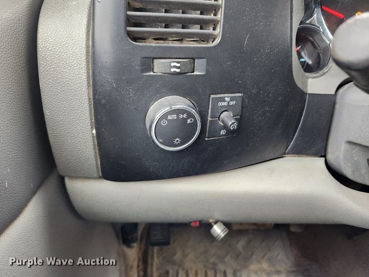 image for item KT9366 2008 GMC Sierra 2500HD  Crew Cab flatbed pickup truck