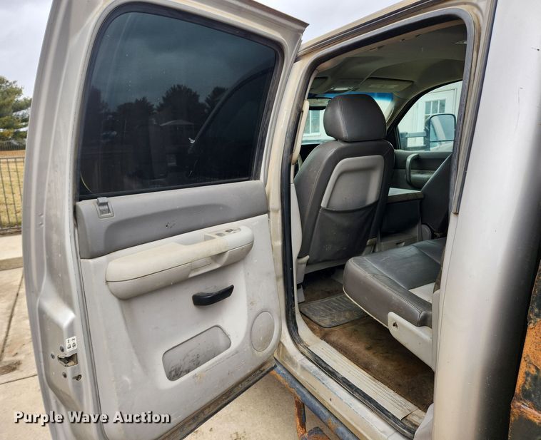 image for item KT9366 2008 GMC Sierra 2500HD  Crew Cab flatbed pickup truck