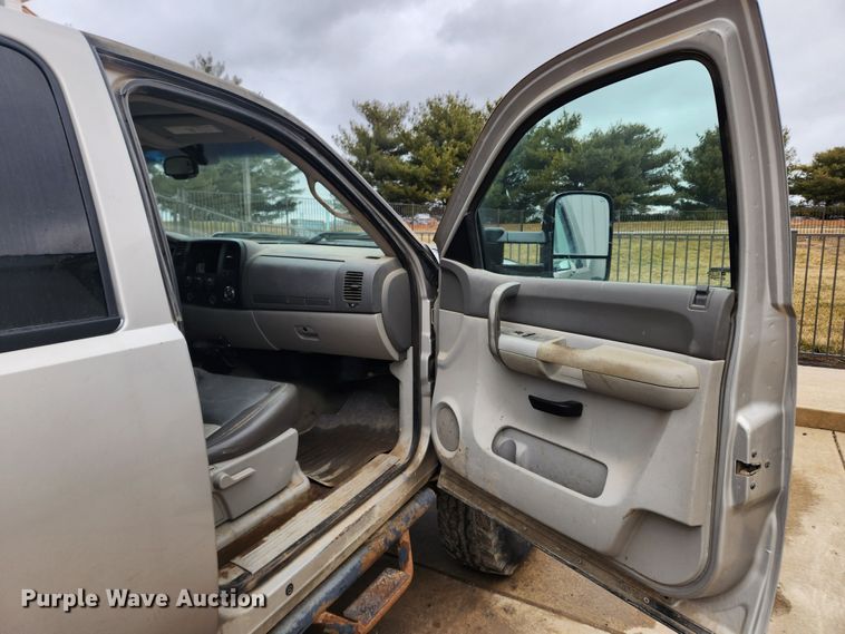 image for item KT9366 2008 GMC Sierra 2500HD  Crew Cab flatbed pickup truck