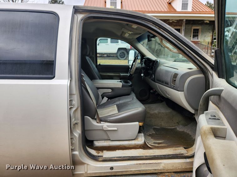 image for item KT9366 2008 GMC Sierra 2500HD  Crew Cab flatbed pickup truck