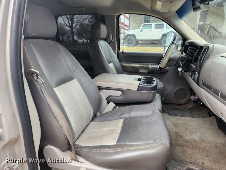 image for item KT9366 2008 GMC Sierra 2500HD  Crew Cab flatbed pickup truck