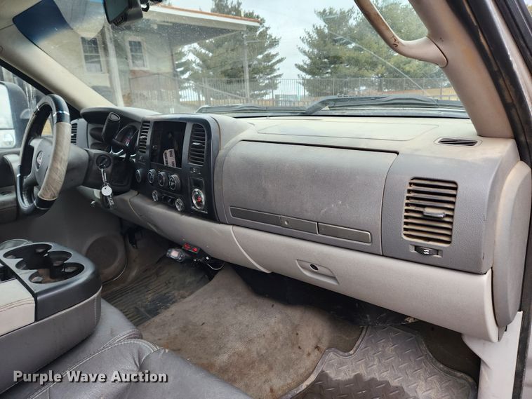 image for item KT9366 2008 GMC Sierra 2500HD  Crew Cab flatbed pickup truck