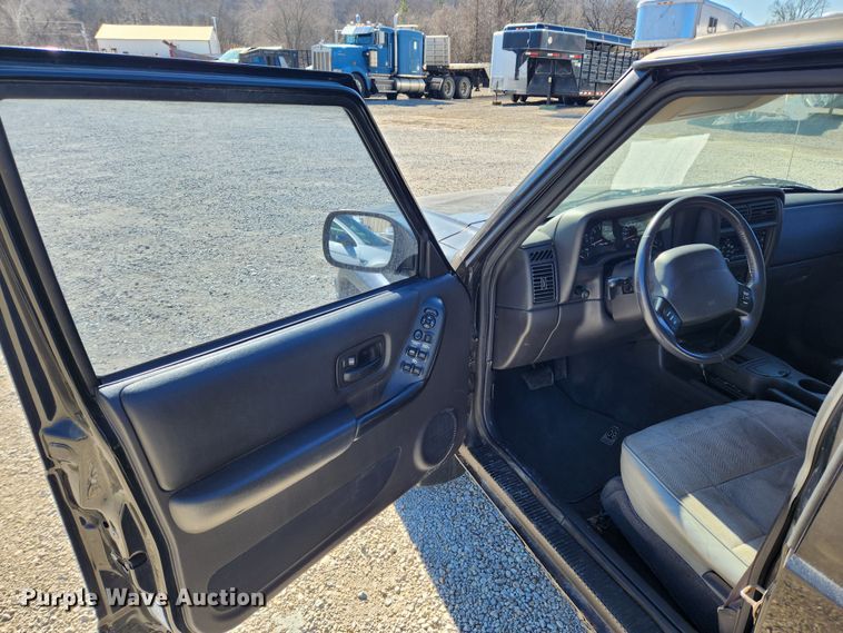 image for item KT9383 2001 Jeep Cherokee  SUV