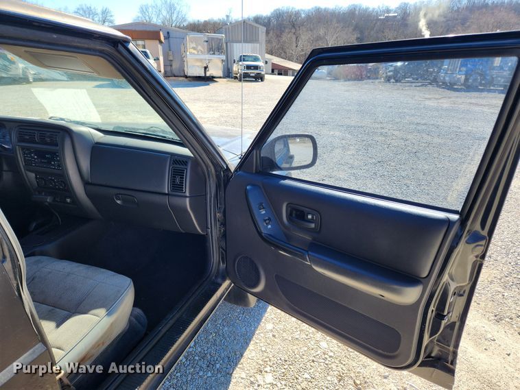 image for item KT9383 2001 Jeep Cherokee  SUV