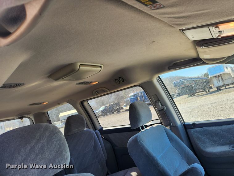 image for item KT9384 2004 Honda Odyssey  van