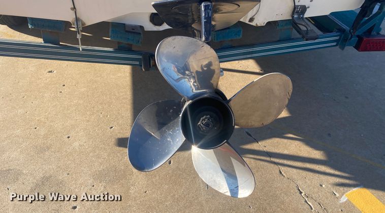 image for item KV9737 1995 Evinrude Vindicator E200STLEAOA outboard engine