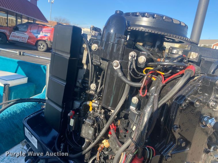 image for item KV9737 1995 Evinrude Vindicator E200STLEAOA outboard engine