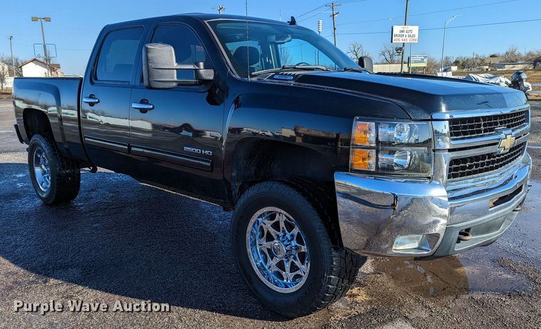 image for item LF9561 2010  Chevrolet Silverado 2500HD LT  Crew Cab pickup truck