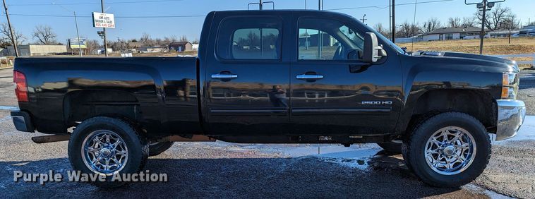 image for item LF9561 2010  Chevrolet Silverado 2500HD LT  Crew Cab pickup truck