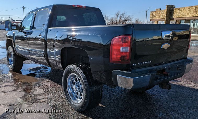 image for item LF9561 2010  Chevrolet Silverado 2500HD LT  Crew Cab pickup truck