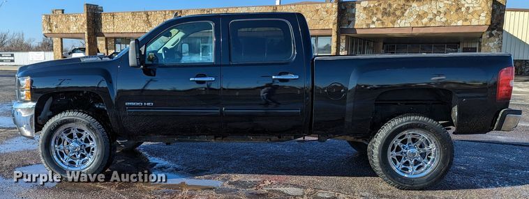 image for item LF9561 2010  Chevrolet Silverado 2500HD LT  Crew Cab pickup truck
