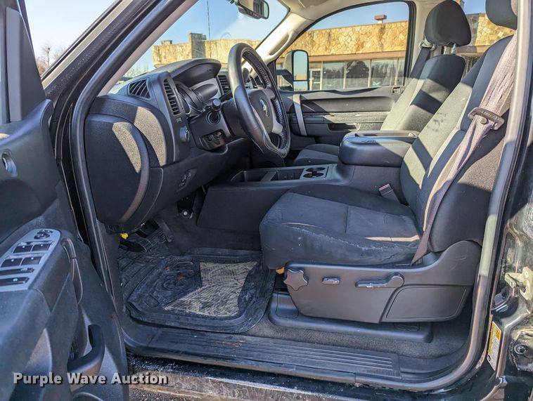 image for item LF9561 2010  Chevrolet Silverado 2500HD LT  Crew Cab pickup truck