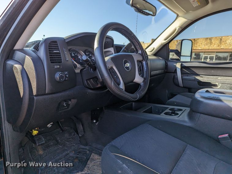 image for item LF9561 2010  Chevrolet Silverado 2500HD LT  Crew Cab pickup truck