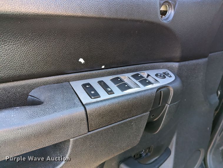 image for item LF9561 2010  Chevrolet Silverado 2500HD LT  Crew Cab pickup truck